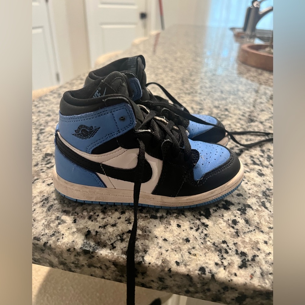 Jordan 1 Retro High OG in Blue and Black - Picture 5 of 5